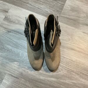 Women's Tan suede Ankle Boots by Carlos.